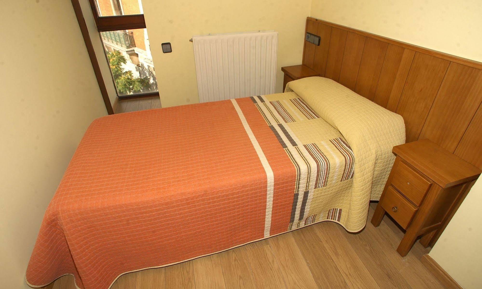 Hostal Caballeros Сорія Екстер'єр фото